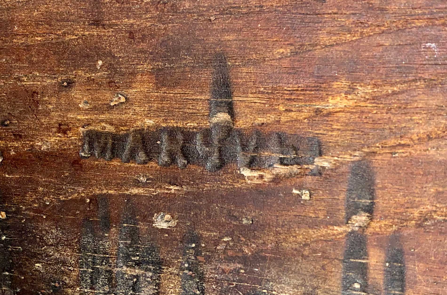 Gravure Famille Marquet sur poutre cheminée domaine Bourgade